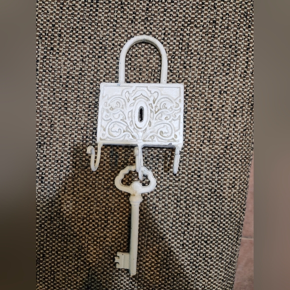 Vintage America Other - Vintage 12" Painted Heavy Cast Iron Wall Hanging Coat Hanger With Key